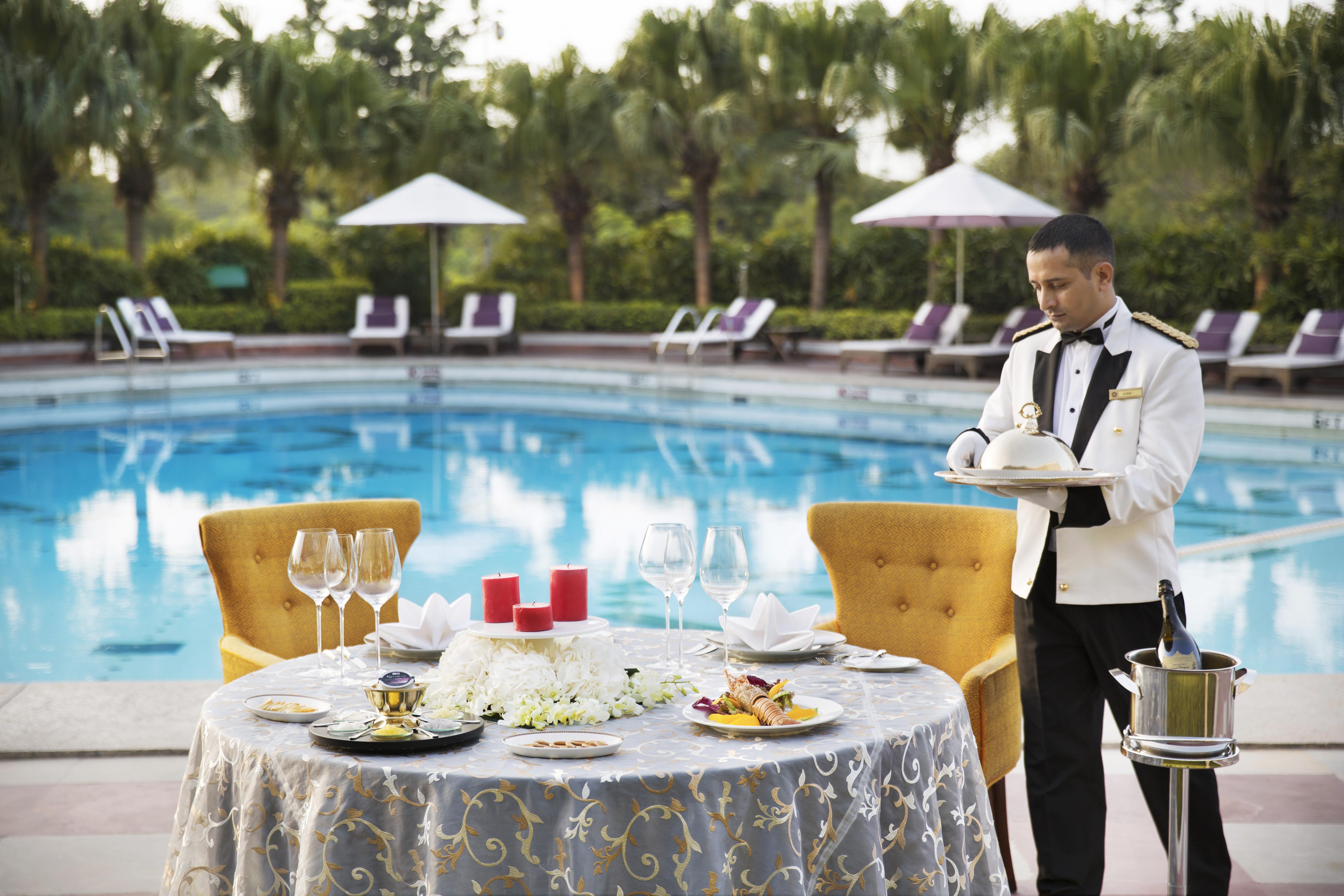 Taj Palace, New Delhi Hotel Buitenkant foto A butler at the Taj Bengal, Kolkata